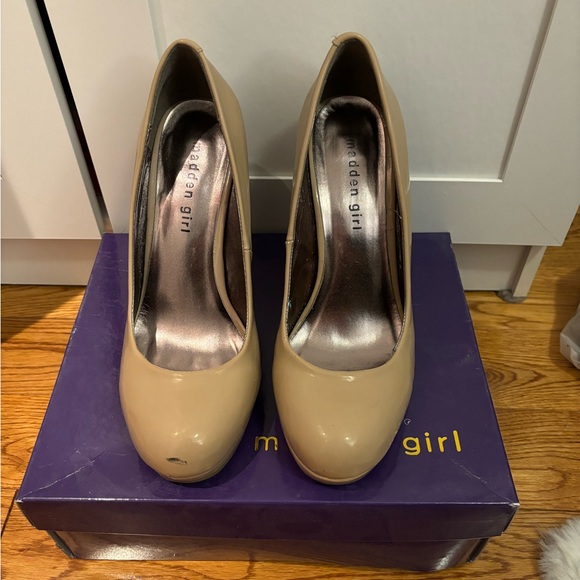 Beige heels - Picture 2 of 2